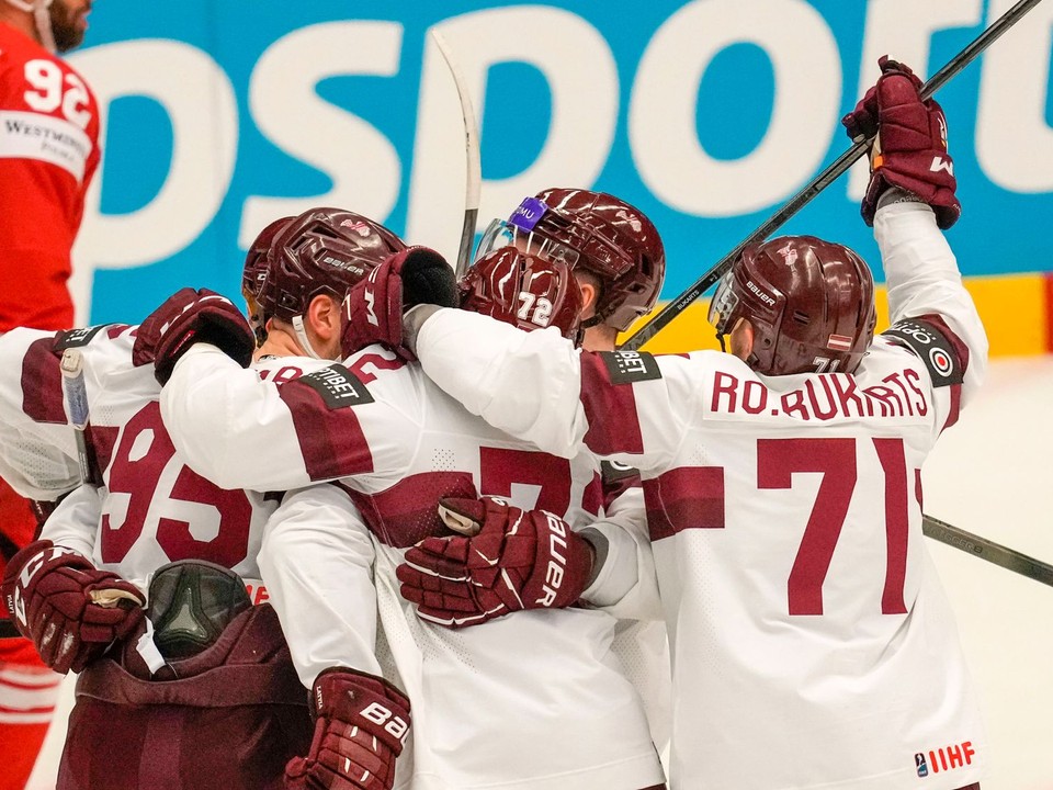 Hokejisti Lotyšska sa tešia z gólu v zápase proti Poľsku na MS 2024.