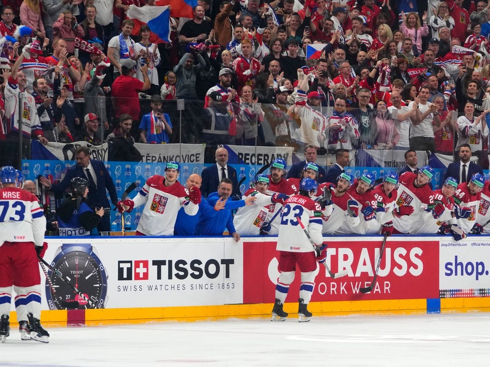Lukáš Sedlák oslavuje gól v zápase Česko - Veľká Británia na MS v hokeji 2024. 