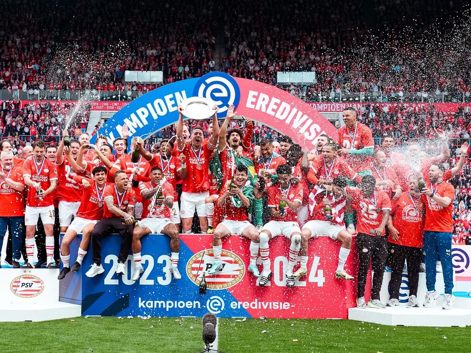 Futbalisti PSV Eindhoven oslavujú titul.