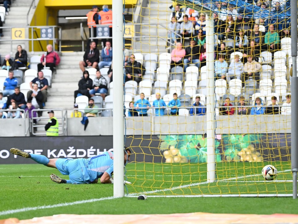 Brankár Dávid Šípoš inkasuje gól  po strele Lukáša Štetinu v zápase 7. kola Niké ligy FC Košice - FC Spartak Trnava 