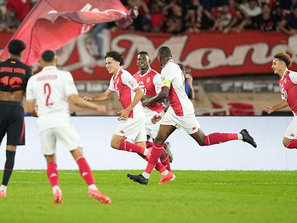 Futbalisti AS Monaco oslavujú gól do siete FC Barcelona.