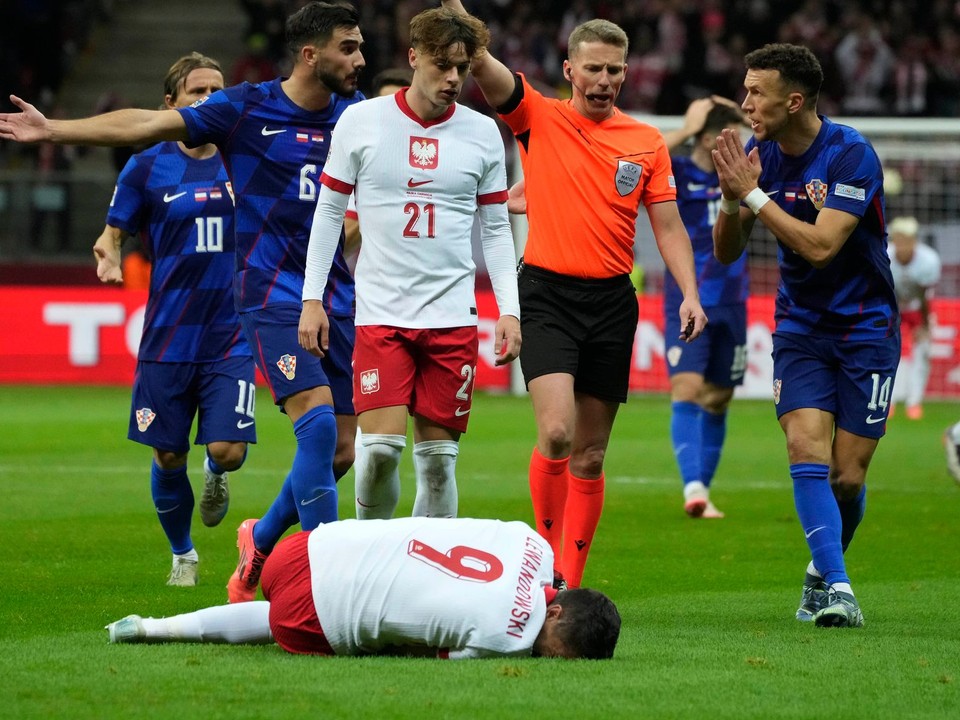 Rozhodca vylúčil Livakoviča po faule na Lewandowskeho.