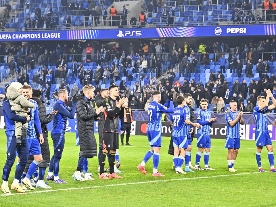 Hráči Slovana ďakujú fanúšikom po prehre 1:4 v zápase 4. kola ligovej fázy Ligy majstrov.