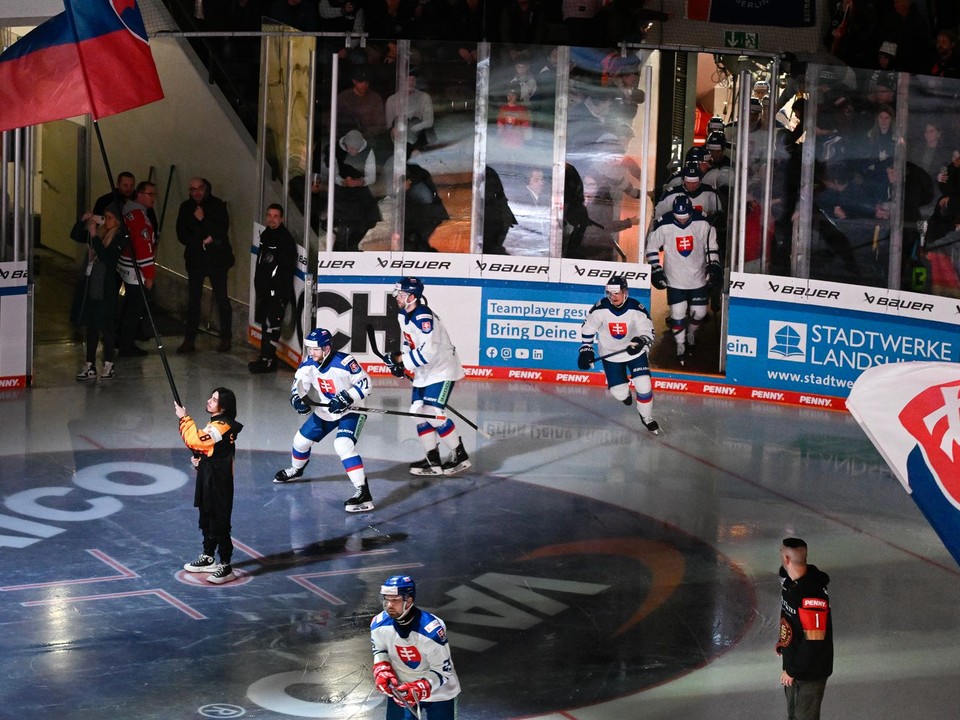 Hráči Slovenska prichádzajú na ľad 