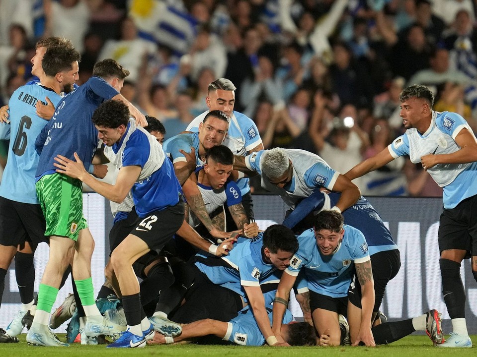 Futbalisti Uruguaja oslavujú víťazný gól proti Kolumbii.