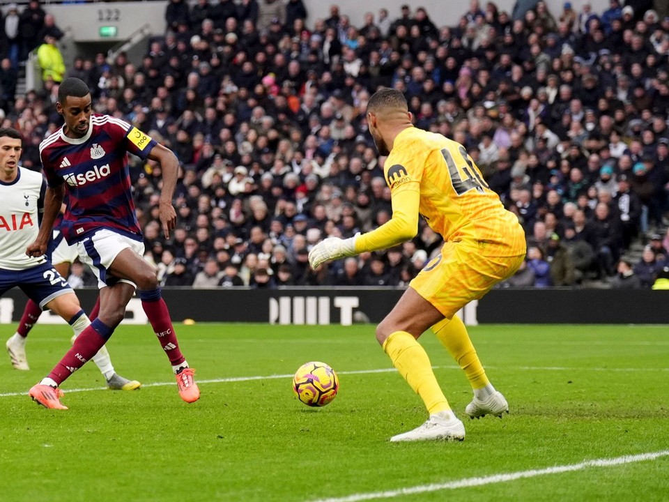 Alexander Isak prekonáva Brandona Austina v zápase Tottenham Hotspur - Newcastle United v 20. kole Premier League.