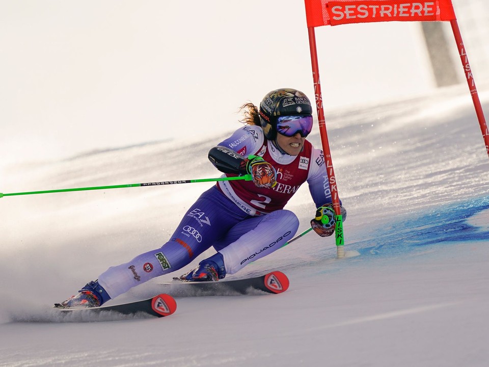 Talianska lyžiarka Federica Brignoneová počas obrovského slalomu v Sestriere.