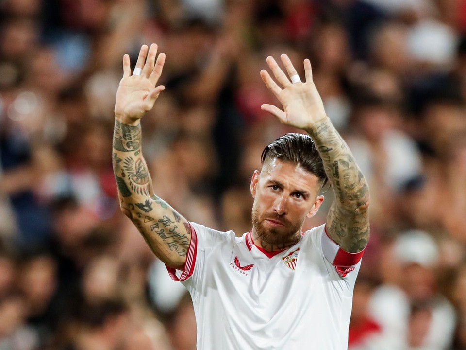 Na archívnej snímke z 26. mája 2024 v Seville hráč Sevilly Sergio Ramos gestikuluje počas zápasu špenielskej La Ligy proti FC Barcelone.