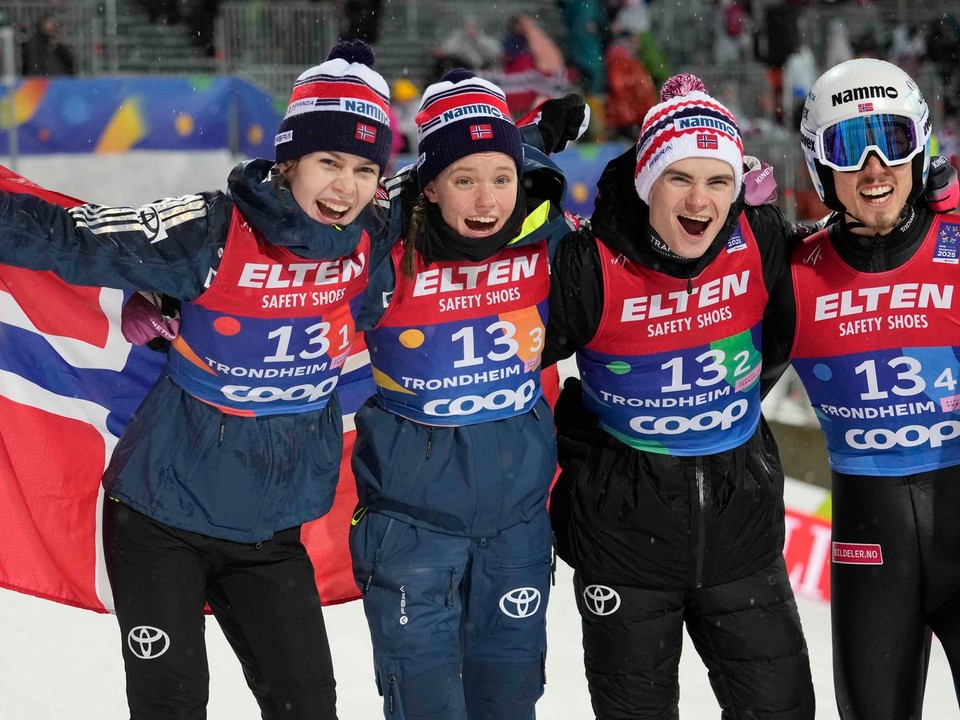 Nórski skokani na lyžiach sa radujú z triumfu