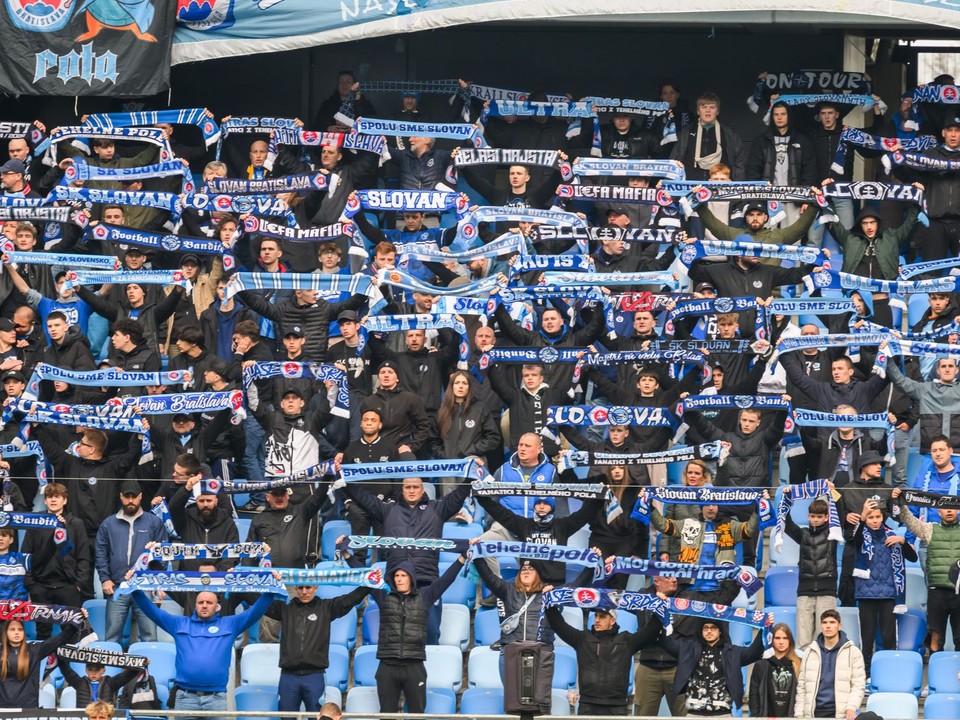 Fanúšikovia Slovana počas duelu ŠK Slovan Bratislava - FC Spartak Trnava v 1. zápase semifinále Slovnaft Cupu.