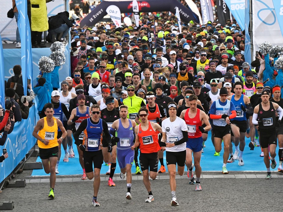 Pretekári počas štartu jubilejného 20. ročníka ČSOB Bratislava maratónu