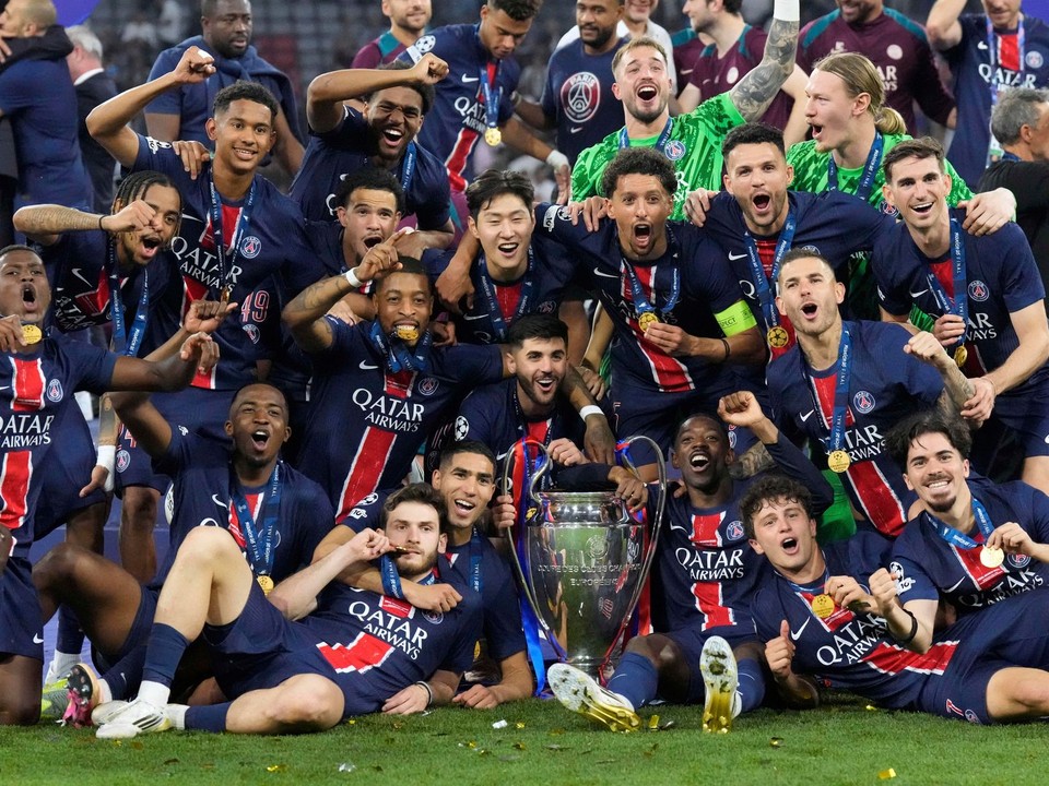 Futbalisti Paríža oslavujú s trofejou Ligy majstrov