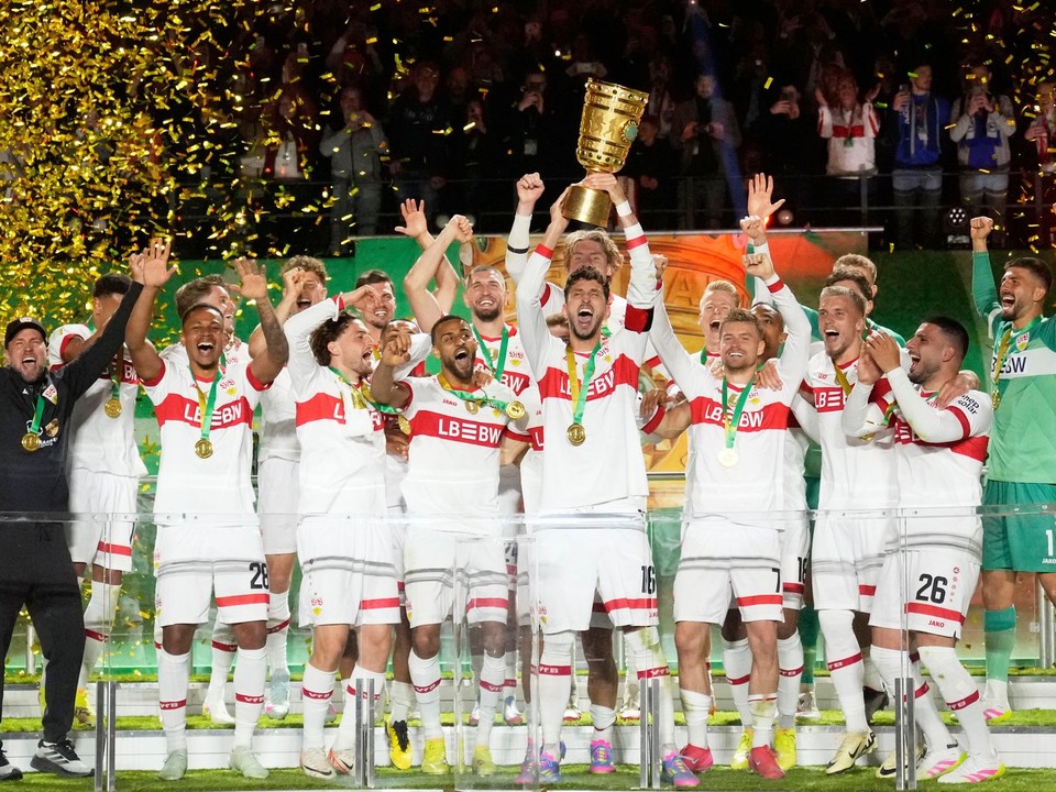 Hráči VfB Stuttgart oslavujú zisk Nemeckého pohára