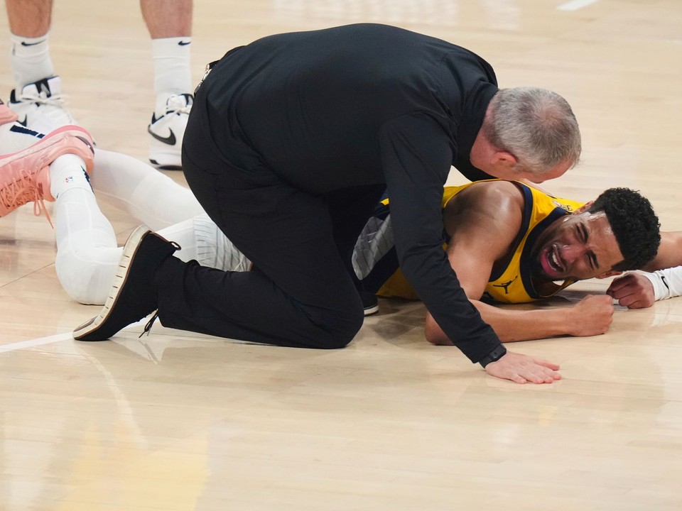Tyrese Haliburton leží na palubovke po tom, ako sa zranil.