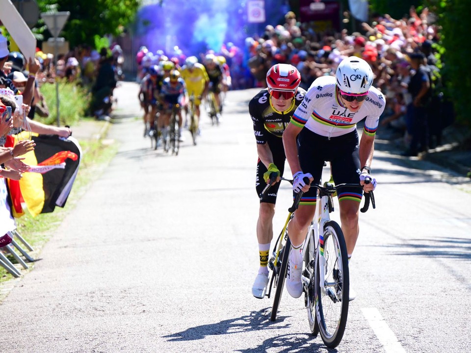 Tadej Pogačar, za ním Jonas Vingegaard a až potom zvyšok štartového poľa Tour de France. 