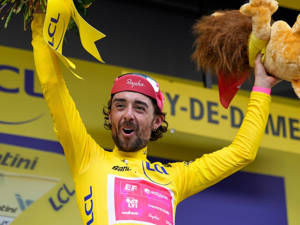 Ben Healy z EF Education - EasyPost v žltom drese po 10. etape na Tour de France 2025.