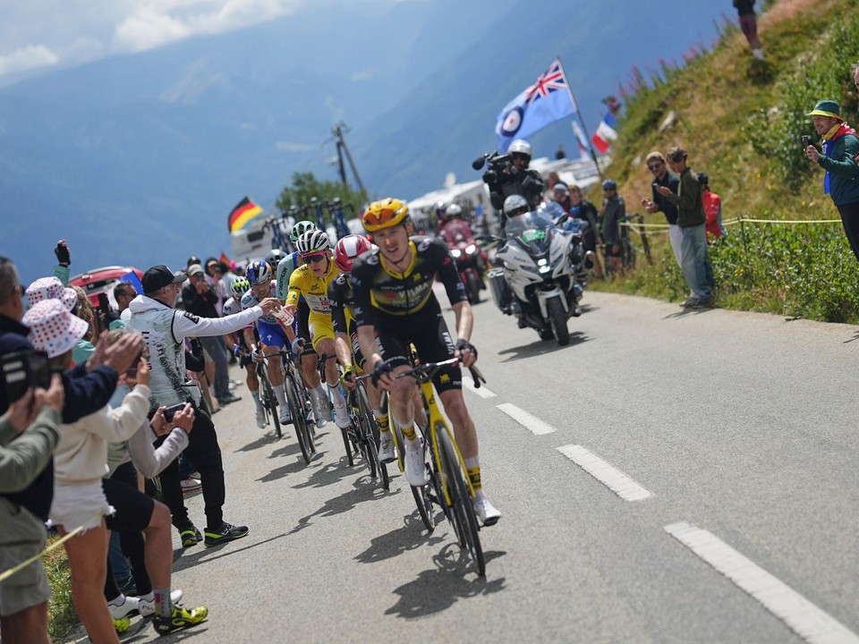 Cyklisti počas Tour de France 2025.