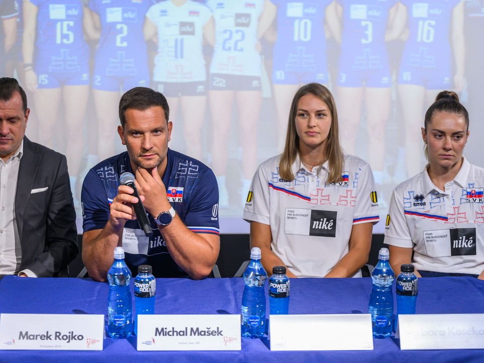 zľava prezident Slovenskej volejbalovej federácie Marek Rojko, reprezentačný tréner žien Michal Mašek, kapitánka tímu Karin Palgutová a reprezentantka SR Barbora Koseková