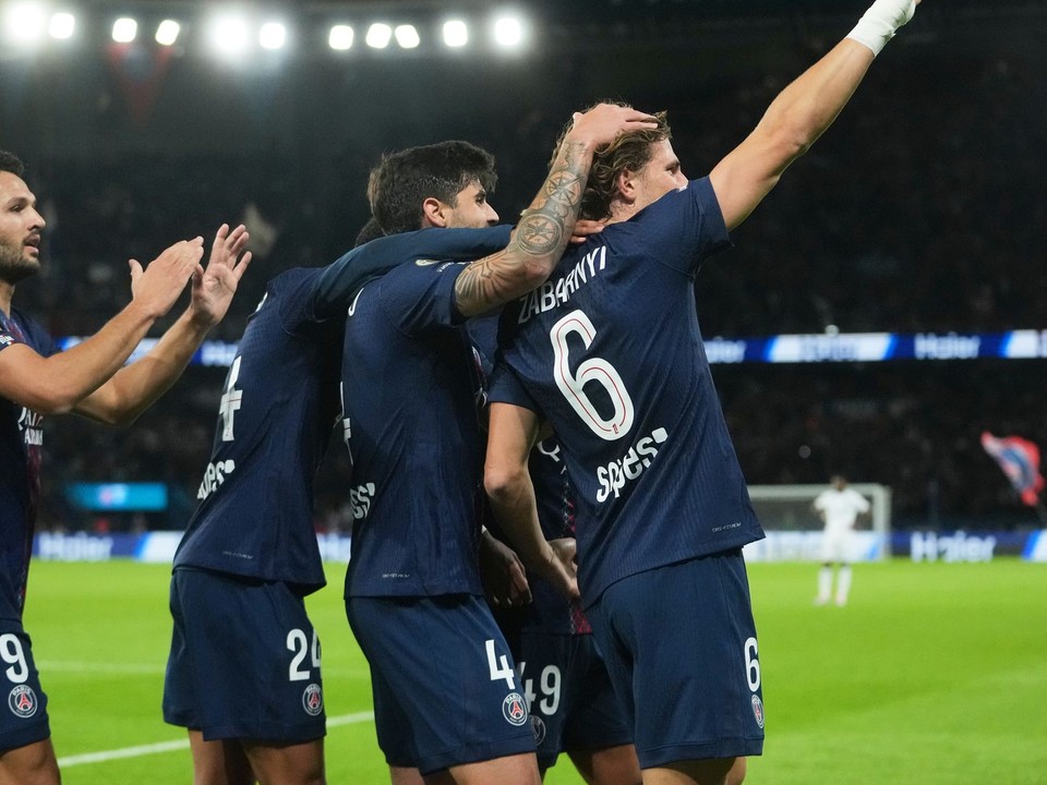 Futbalisti PSG oslavujú víťazstvo.