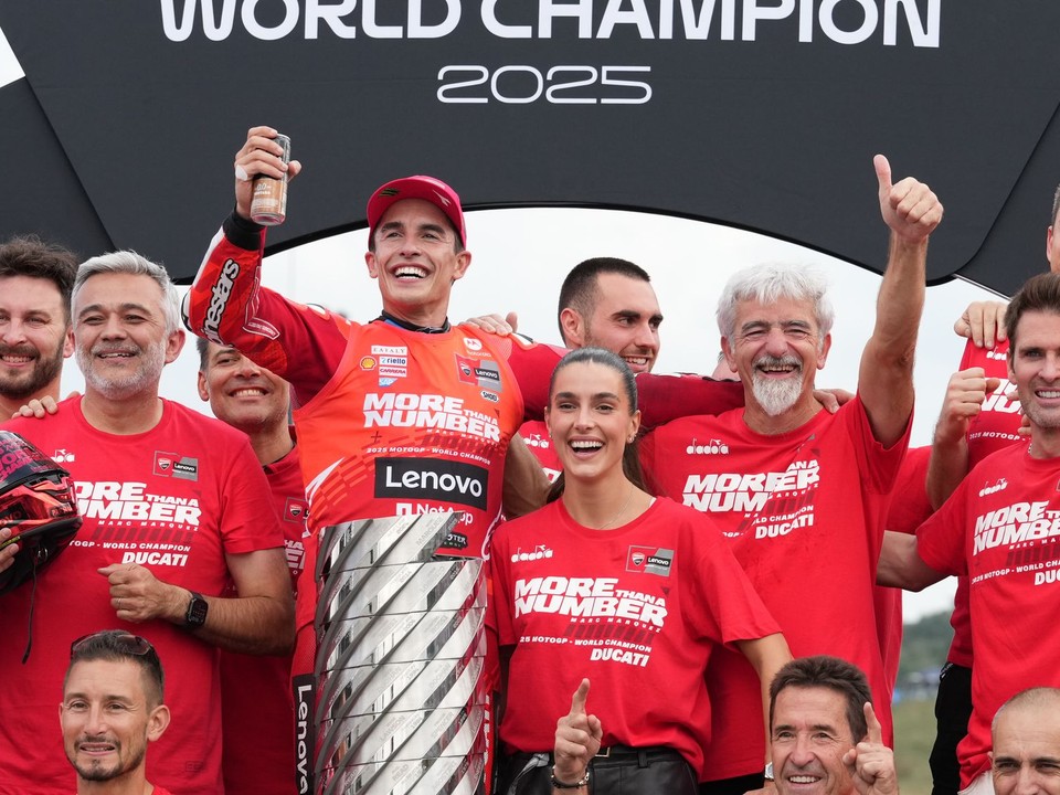 Marc Marquez s tímom oslavuje zisk titulu