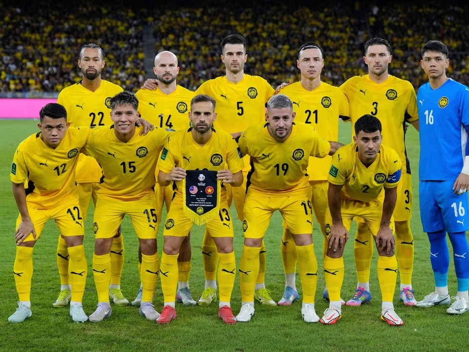 Na archívnej snímke z 10. júna 2025 malajzijskí hráči pózujú pred začiatkom futbalového zápasu s Vietnamom v Kuala Lumpure v Malajzii.