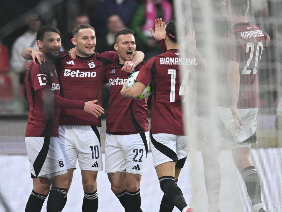 Lukáš Haraslín (v strede) oslavuje gól so spoluhráčmi