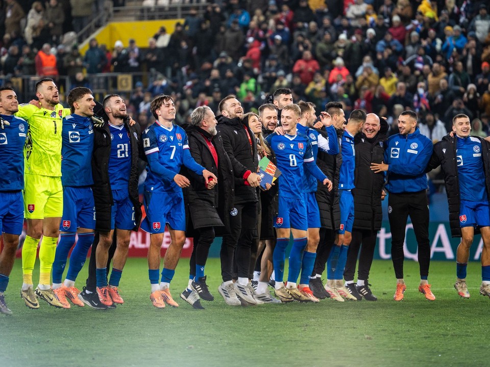 Hráči Slovenska oslavujúci víťazstvo počas kvalifikačného zápasu na MS 2026 medzi Slovenskom a Severným Írskom.