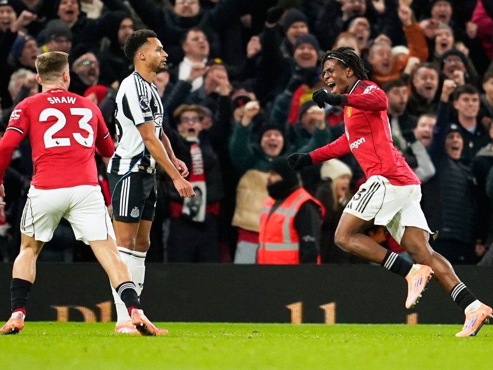 Patrick Dorgu (vpravo) sa teší z gólu v zápase 18. kola anglickej Premier League Manchester United - Newcastle United.