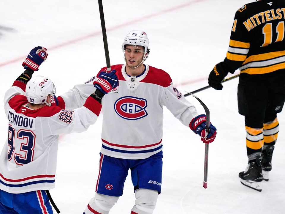 Juraj Slafkovský oslavuje gól. 