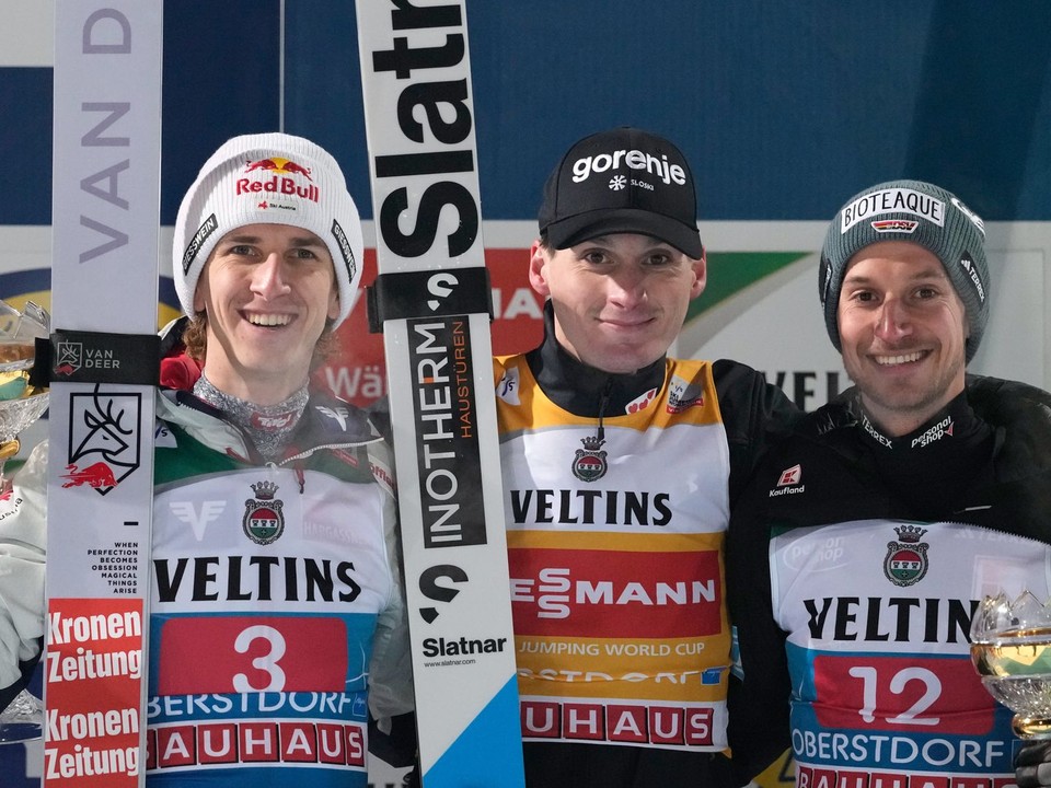 Na snímke slovinský skokan na lyžiach Domen Prevc (uprostred). Druhý Rakúšan Daniel Tschofenig (vľavo) tretí Nemec Felix Hoffmann (vpravo).