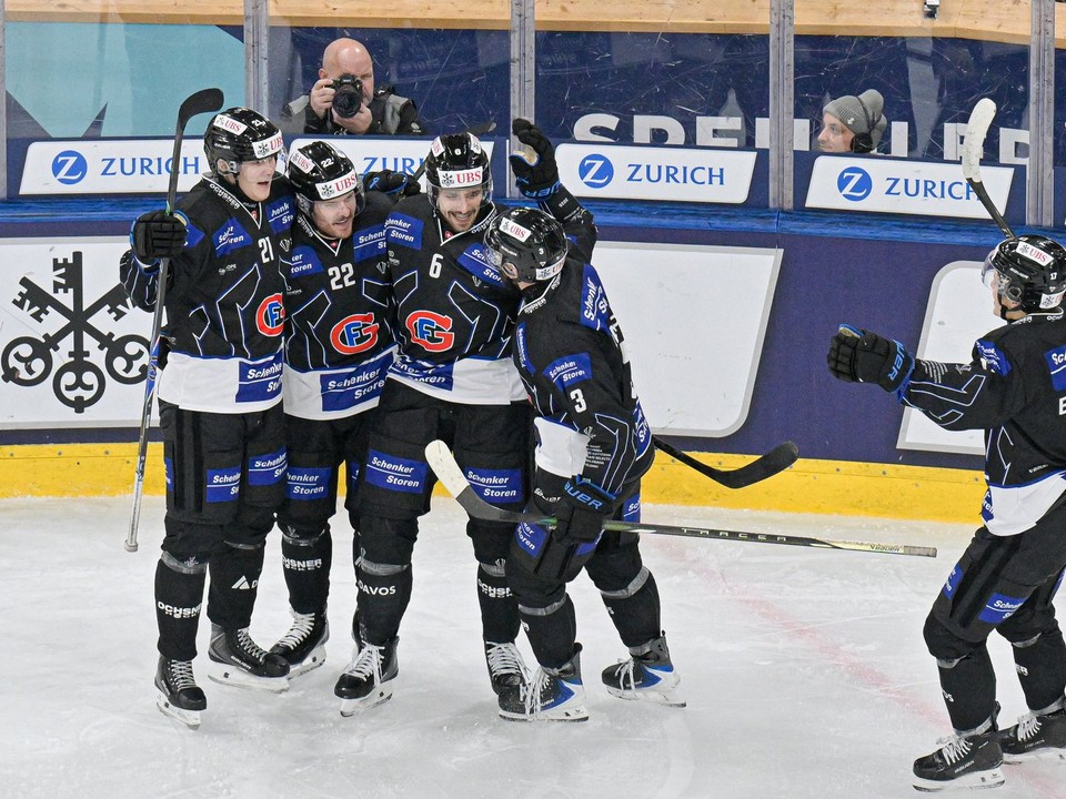 Hráči Fribourgu oslavujú gól.