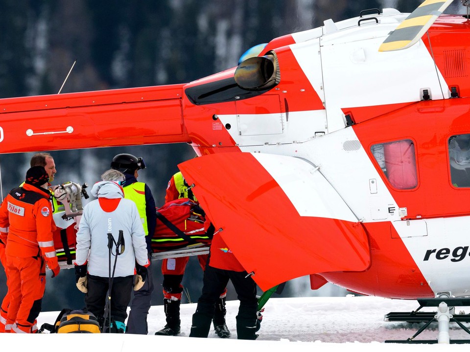 Michelle Gisinovú odnášajú po páde do vrtuľníka