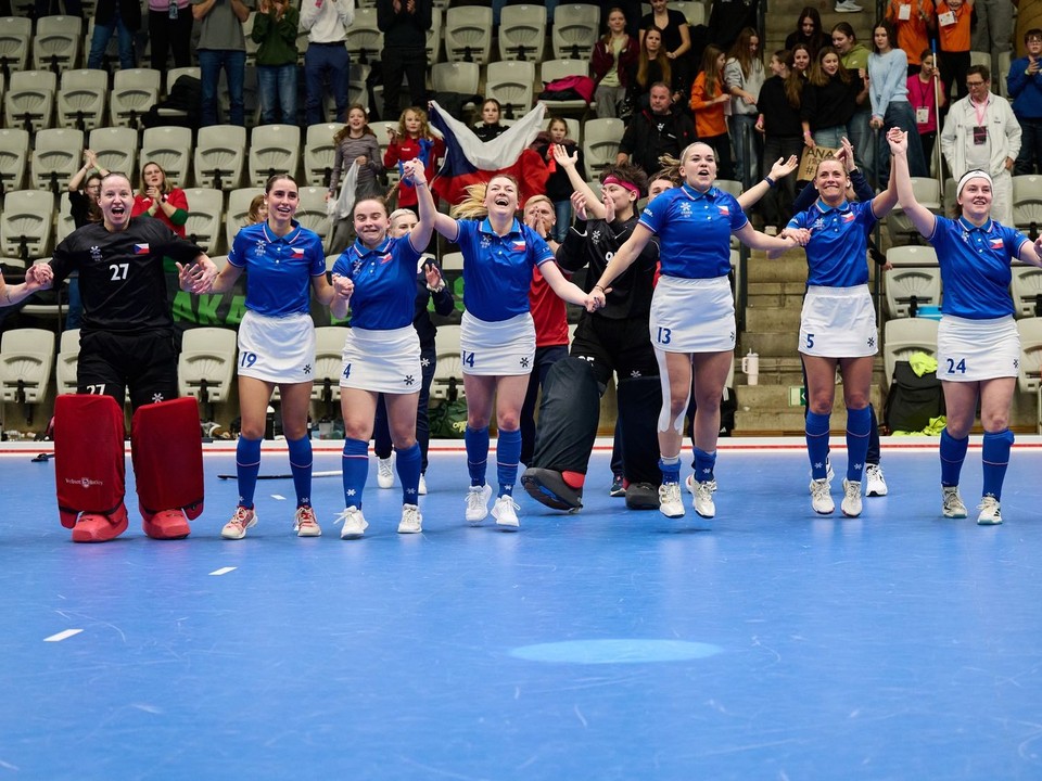 České pozemné hokejistky po výhre v semifinále ME.