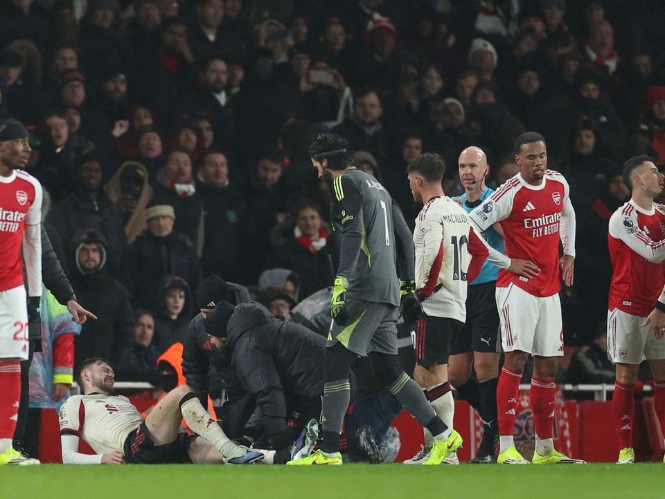 Conor Bradley leží na zemi zranený po incidente s hrášom Arsenalu Gabrielom Martinellim (tretí vpravo) v zápase 21. kola anglickej Premier League FC Arsenal - FC Liverpool.
