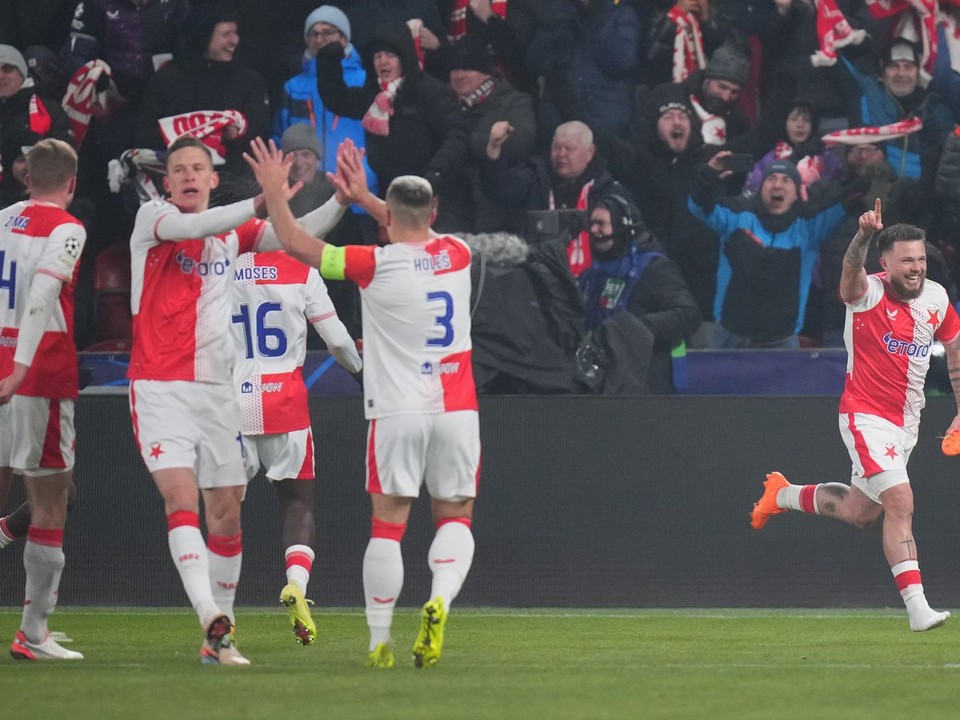 Slavia Praha oslavuje gól. 
