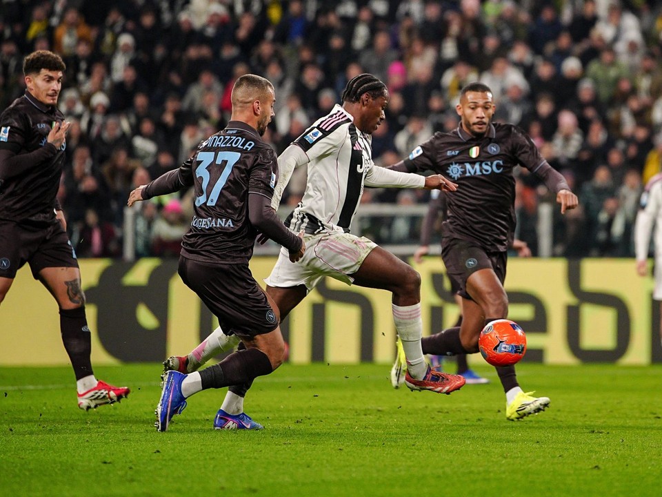 Hráč Juventusu Turín Jonathan David (uprostred) strieľa gól.