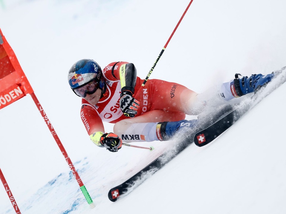 Marco Odermatt počas obrovského slalomu v Adelbodene.