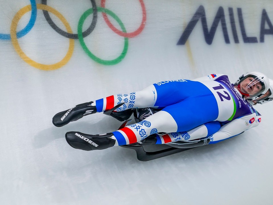 Slovenskí reprezentanti v sánkovaní Christián Bosman a Bruno Mick počas prvej jazdy súťaže dvojíc na ZOH 2026. 