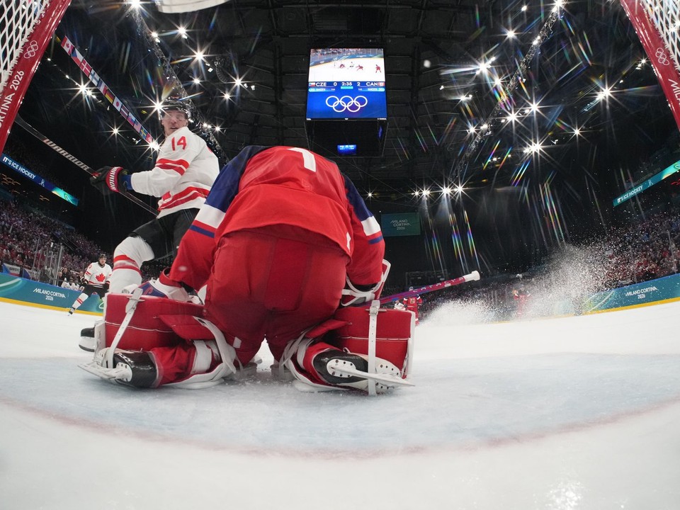 Kanaďan Bo Horvat prekonáva českého brankára Lukáša Dostála v zápase B-skupiny olympijského turnaja ZOH 2026 v Miláne.