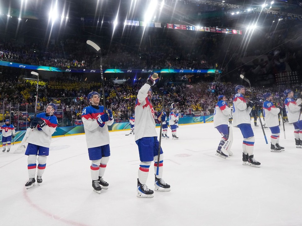 Slovenskí hokejisti sa zdravia s fanúšikmi po zápase Slovensko - Švédsko na ZOH 2026 v Miláne. 