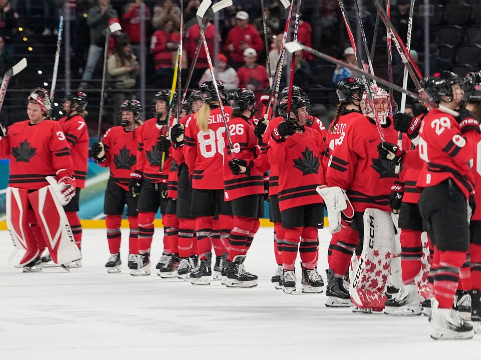 Kanadské hokejistky sa tešia z postupu.