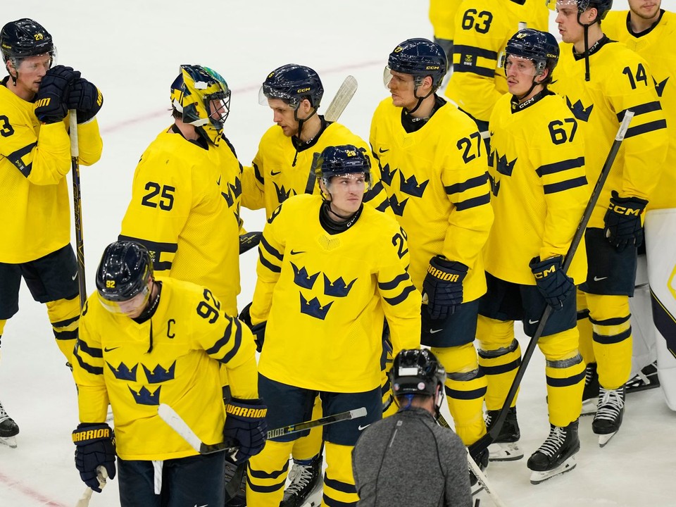 Švédski hokejisti reagujú po prehre vo štvrťfinálovom dueli USA