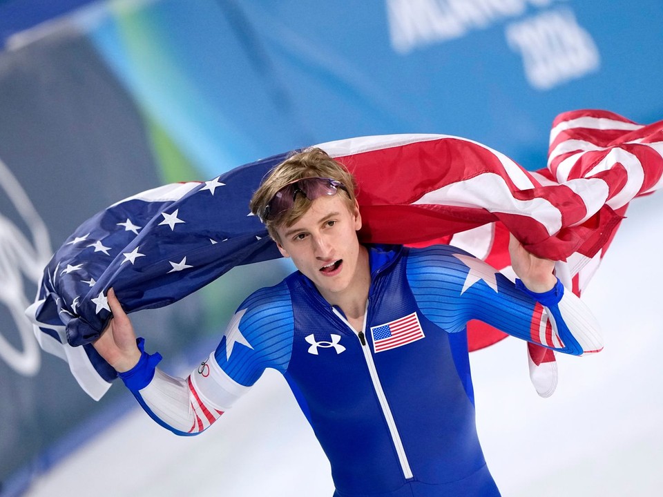 Americký rýchlokorčuliar Jordan Stolz oslavuje zlato.