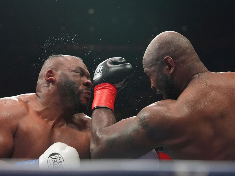 Kingsley Ibeh dáva úder Jarrellovi Millerovi.