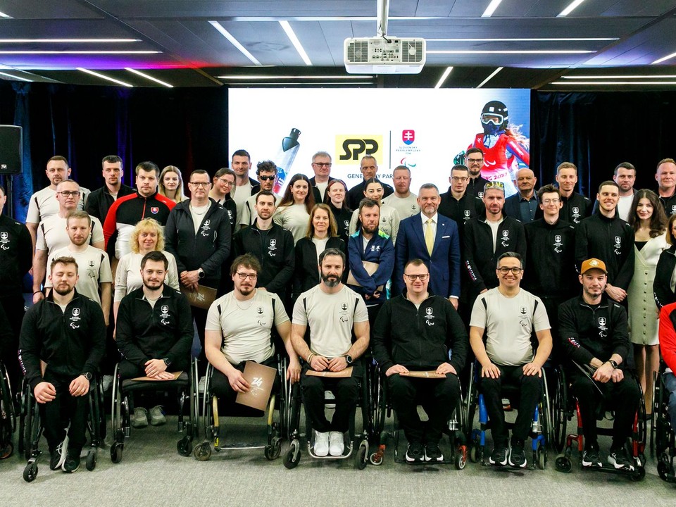 Na snímke prezident SR Peter Pellegrini (stredný rad šiesty sprava) a členovia slovenskej paralympijskej výpravy.