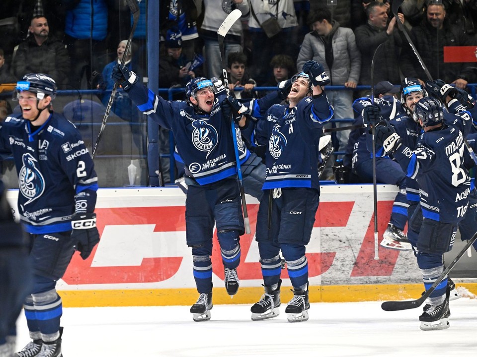 Na snímke radosť hráčov Popradu po šiestom zápase štvrťfinále play off.