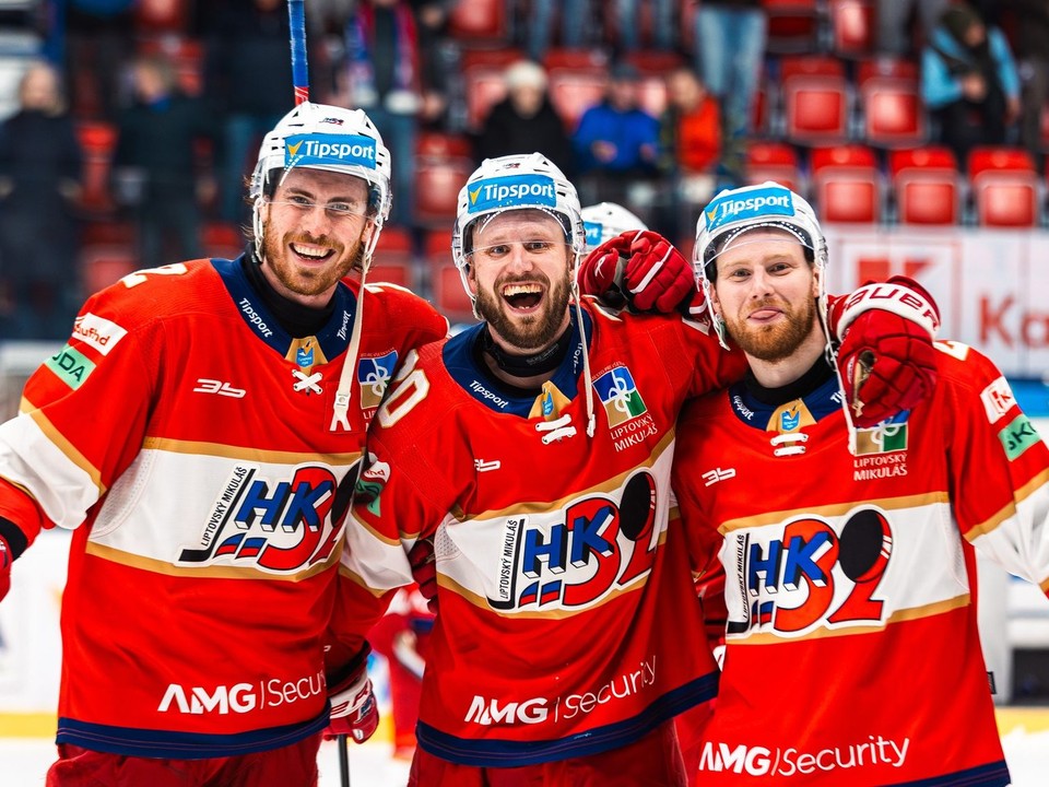 Hokejisti Liptovského Mikuláša sa tešia z triumfu.