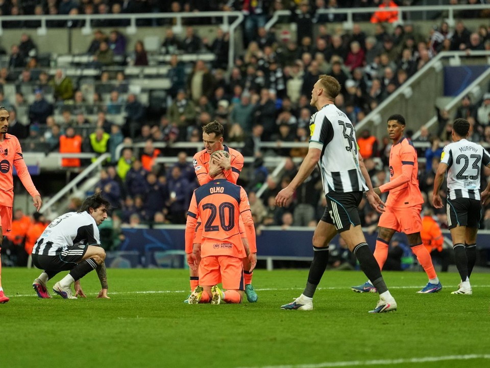 Momentka zo zápasu Newcastle - Barcelona.