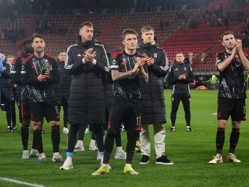 Sklamaní hráči Sparty Praha ďakujú fanúšikom.