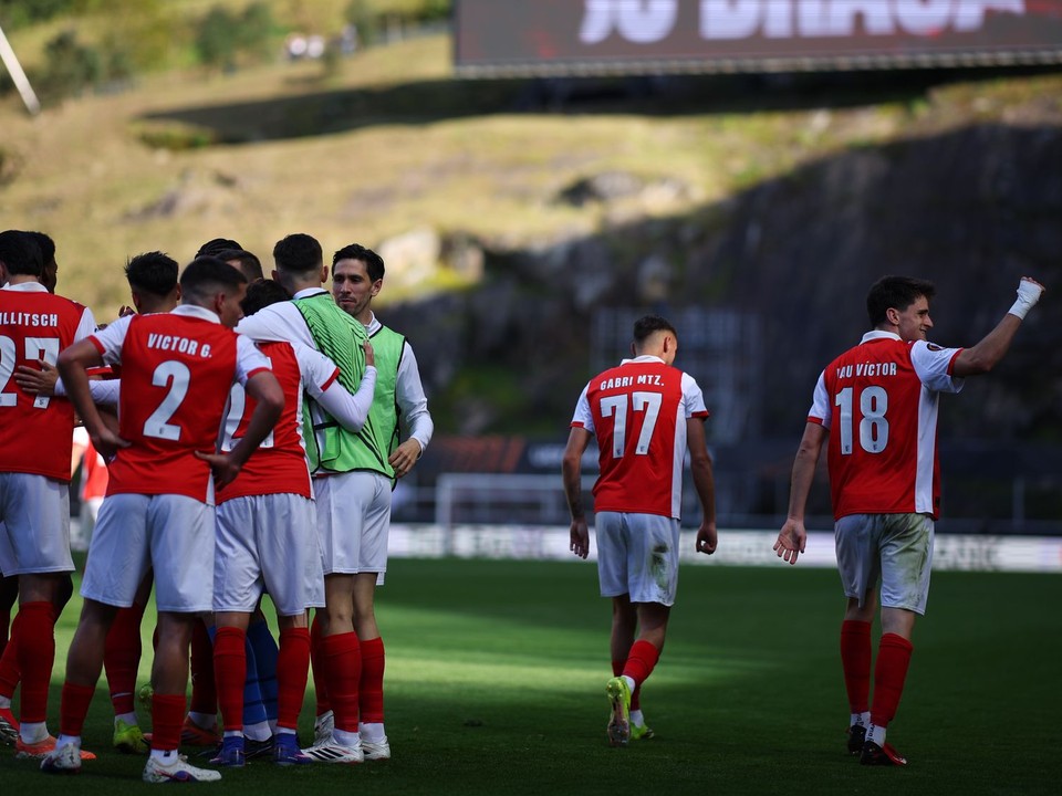 Futbalisti Sportingu Braga oslavujú gól proti Ferencvárosu.